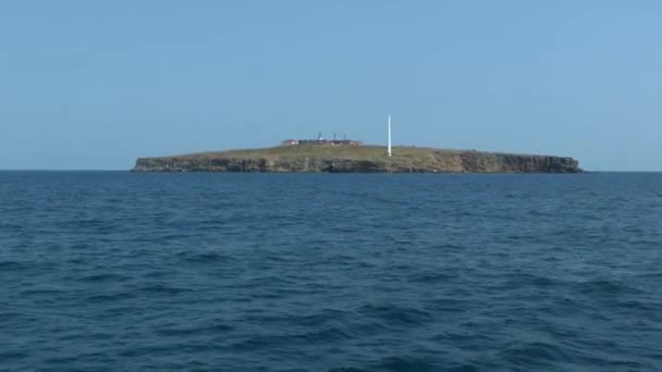 A aproximação à ilha no mar . — Vídeo de Stock