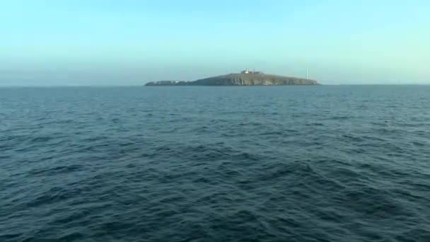 A aproximação à ilha em uma névoa leve . — Vídeo de Stock