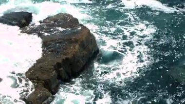 Kayalık cape kırma dalgalar