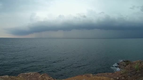 Frente a la tormenta en el mar . — Vídeo de stock