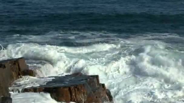 Kayalık cape kırma dalgalar — Stok video