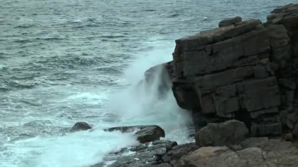 Волны ломаются на скалистом мысе — стоковое видео