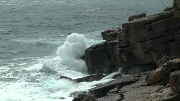 Ondas quebrando na capa rochosa — Vídeo de Stock