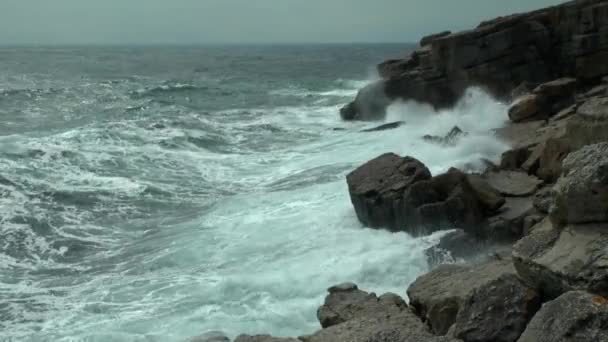 Kayalık cape kırma dalgalar — Stok video