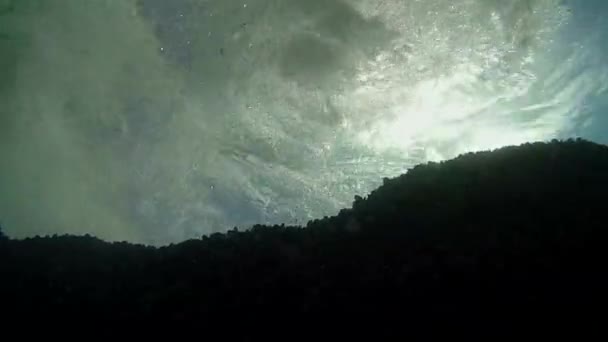 Vlny zřítilo z pod vodou — Stock video