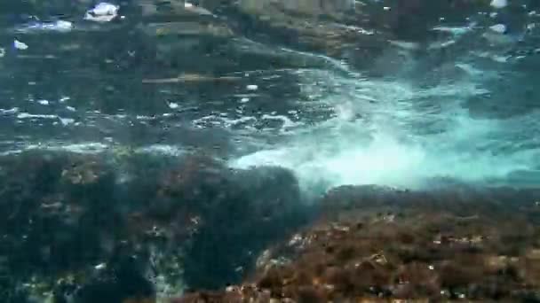 Olas que se estrellan bajo el agua — Vídeo de stock