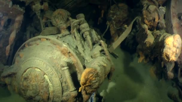 Panorama des couvertures des tubes de torpilles dans le sous-marin coulé . — Video