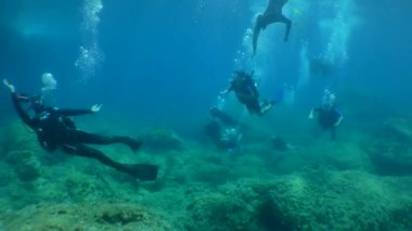 Dalış eğitimi: bir grup genç dalgıç eğitmenleriyle ilk dalışlarını yapıyorlar.