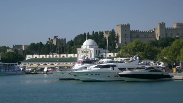 Vieille ville et promenade maritime, vue depuis un bateau en mouvement. Rhodes, Grèce. — Video
