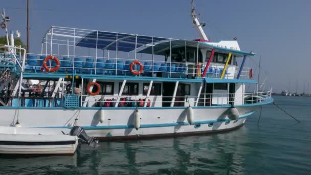 Un barco de placer en el muelle. Rodas, Grecia. — Vídeo de stock