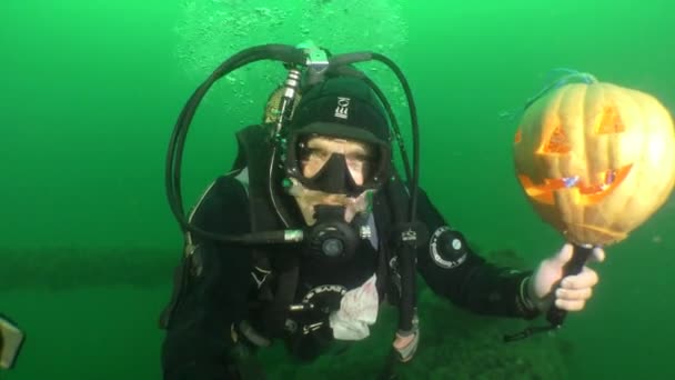 Halloween Underwater: un subacqueo con una zucca incandescente di Halloween. — Video Stock