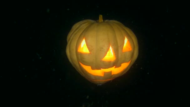 Halloween underwater: Halloween glowing pumpkin on the seabed at night. — Stock Video