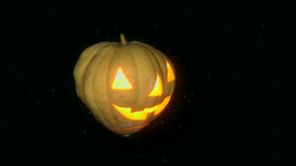 Halloween underwater: Halloween glowing pumpkin on the seabed at night. — Stock Video