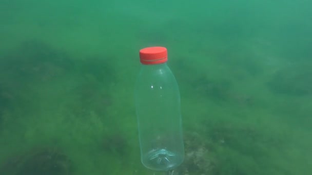 Plastové znečištění moře: PVC láhev pomalu klesá na dno. — Stock video