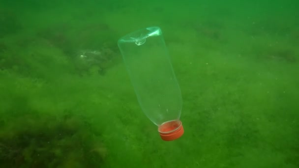 Plastic vervuiling van de zee: PVC-fles zinkt langzaam naar de bodem. — Stockvideo