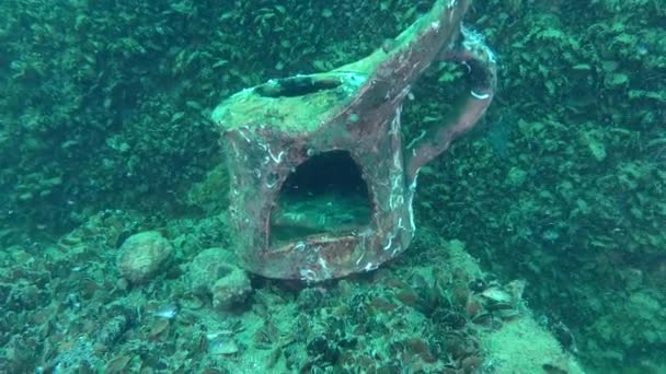 Podvodní archeologie: zařízení pro ohřev potravin z potopené starořecké lodi. — Stock video