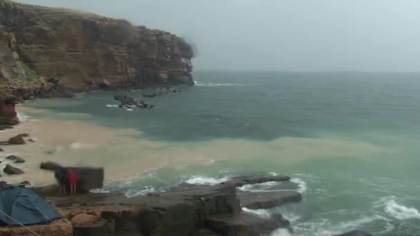 Baía do mar com manchas de argila lavadas pela chuva. — Vídeo de Stock