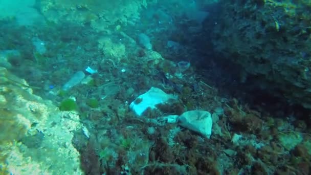 Пластиковое загрязнение моря: морские волны и течения собирают природный мусор и пластиковые отходы в углублениях дна Средиземного моря. — стоковое видео