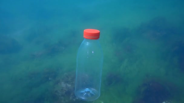Пластиковое загрязнение моря: ПВХ бутылка медленно опускается на дно. — стоковое видео