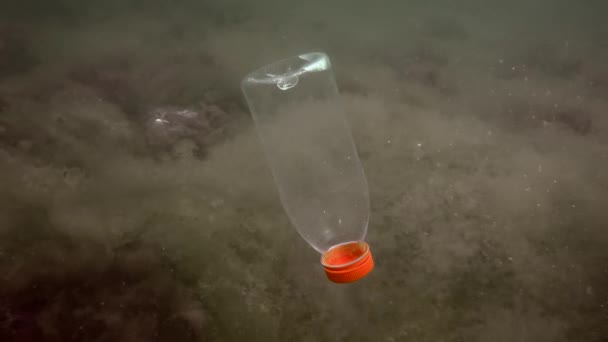 Plastförorening av havet: PVC-flaskan sjunker långsamt till botten. — Stockvideo