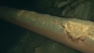 Kamera su altı boru hattı boyunca yavaşça hareket ediyor..