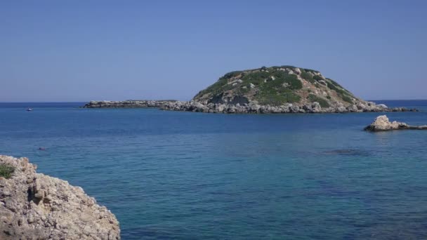 Paisaje del mar Mediterráneo, pintoresca isla rocosa. — Vídeo de stock