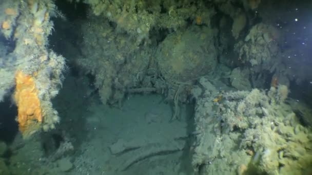 La cámara se acerca lentamente a la cubierta del tubo del torpedo dentro del submarino hundido. — Vídeos de Stock