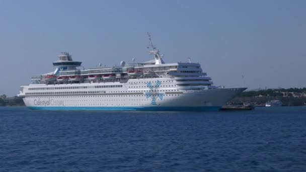 Crucero en el muelle del puerto, vista desde un barco en movimiento. Rodas, Grecia. — Vídeos de Stock