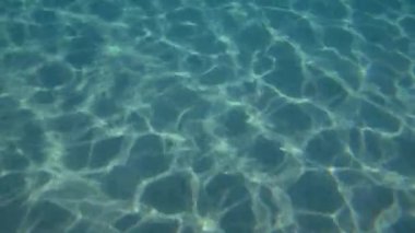 Kumlu zeminde güneş dokularının hipnotik oyunu.