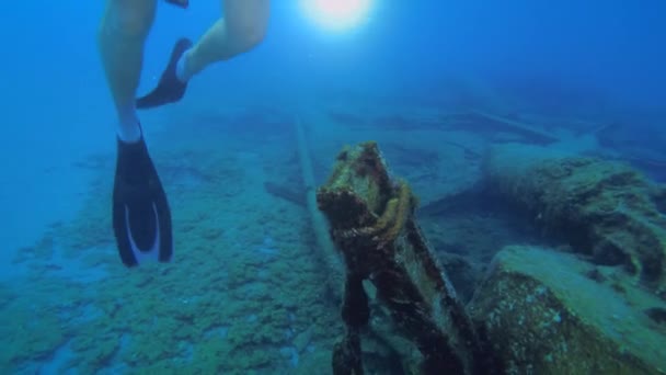 Ein Freitaucher filmt mit einer Kamera einen griechischen Schwamm auf den Ruinen eines alten Pier. — Stockvideo