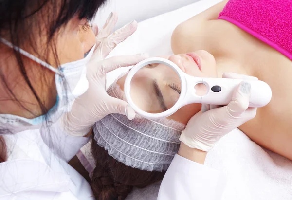 Tattooist is using tool to measure eyebrows — Stock Photo, Image