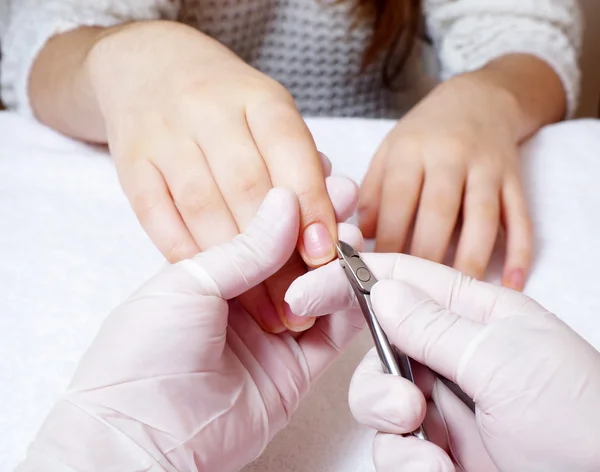 Woman is getting manicure service in a salon — Stock Photo, Image