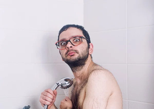 Lustiger Mann unter Dusche erwischt Stockfoto