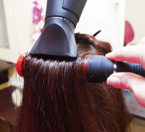 Professional torkning håret i en salong närbild — Stockfoto