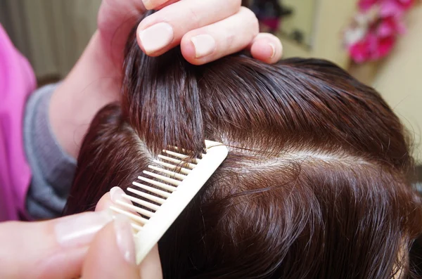 Friseur bereitet Kundin im Salon auf Haarschnitt vor — Stockfoto