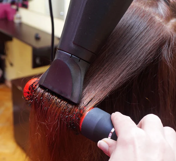 Профессиональная сушка волос в салоне крупным планом — стоковое фото