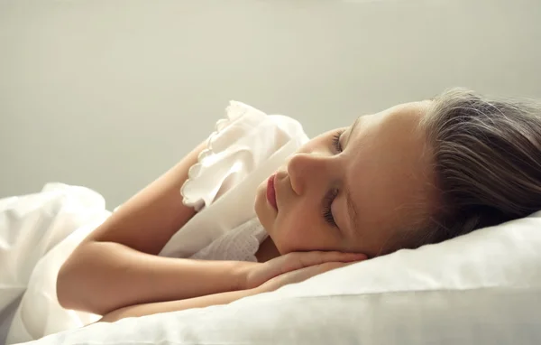 Маленькая девочка спит на белом плохо крупным планом — стоковое фото