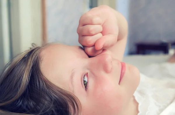 Bambina si sveglia la mattina e skratching suo occhio — Foto Stock