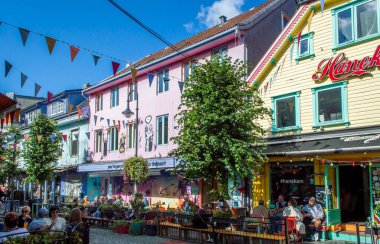Stavanger, Norveç, 6 Haziran 2025. Stavanger şehir merkezindeki renkli restoranların dışında güneşli bir günde Holmegate yolundaki insanların manzarası.