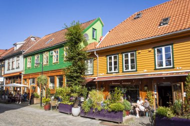 Stavanger, Norveç, 6 Haziran 2025. Stavanger şehir merkezindeki renkli restoranların dışında güneşli bir günde Holmegate yolundaki insanların manzarası