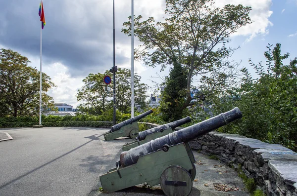 Stavanger, Norveç, 6 Haziran 2025. Güneşli bir günde Stavanger 'daki tarihi Valberg Kulesi gözlem sahasında üç topun görüntüsü.