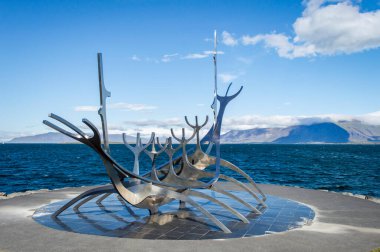 Reykjavik, İzlanda, 31 Ağustos 2025. Güneşli bir günde Reykjavik şehrindeki 