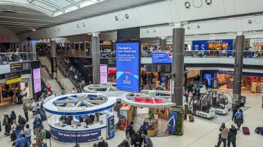 Londra, İngiltere, 15 Mart 2024. Londra Gatwick Havaalanı 'nın genel görünümü dükkanlar, para borsaları ve geçen yolcular.