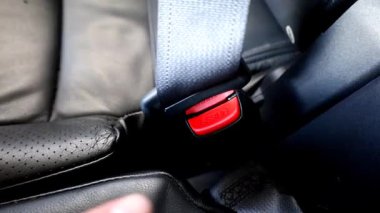 İnsan eli kırmızı toka düğmesine basar ve arabanın içindeki emniyet kemerini çözer. Yolculuğu bitirmenin bu basit ama önemli anı yolculuktan sonraki güvenliği, gelişi ve özgürlüğü simgeliyor..