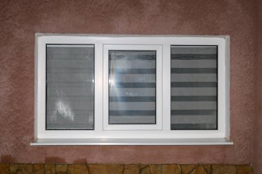 Üç bölümden oluşan yeni bir PVC penceresinin içinde modern bir 