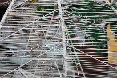 Minimalist bir gece sahnesi iki dekoratif elementi gösteriyor karahindiba şeklinde, kablodan yapılmış ve küçük LED ışıklarla süslenmiş..