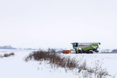 Lviv, Ukrayna - 07 Ocak 2026: Kış ayazıyla kaplı güçlü makineler, soluk gökyüzüne karşı görkemli bir endüstriyel siluet yaratarak, yıllık tarım döngüsündeki uyku dönemini sembolize ediyor..