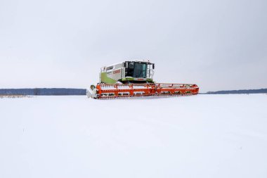 Lviv, Ukrayna - 07 Ocak 2026: Taze kar tabakasıyla kaplı bu güçlü makine mevsimsel uyuklama sırasında görkemli bir minimalist görüntü oluşturur.