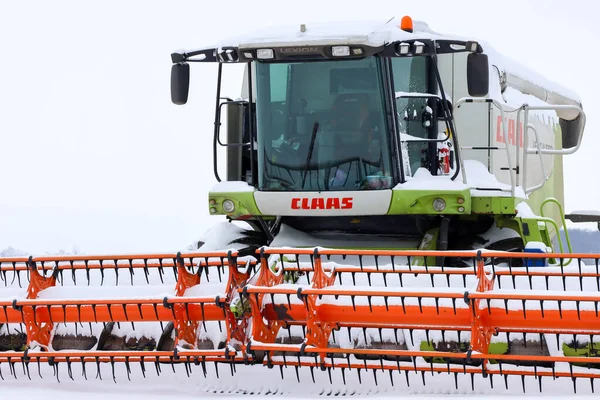 Lviv, Ukrayna - 07 Ocak 2026: Claas Lexion 'un devasa taksisi ve turuncu başlığı taze beyaz kar tabakasıyla kaplıdır..