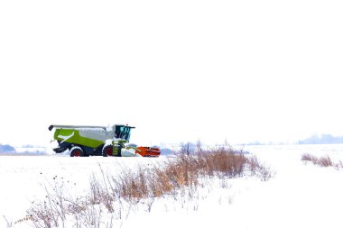 Tarım makineleri buz ve karla kaplıdır. Hasat mevsiminin sonunu veya beklenmedik dondurucu soğukları gösterir..